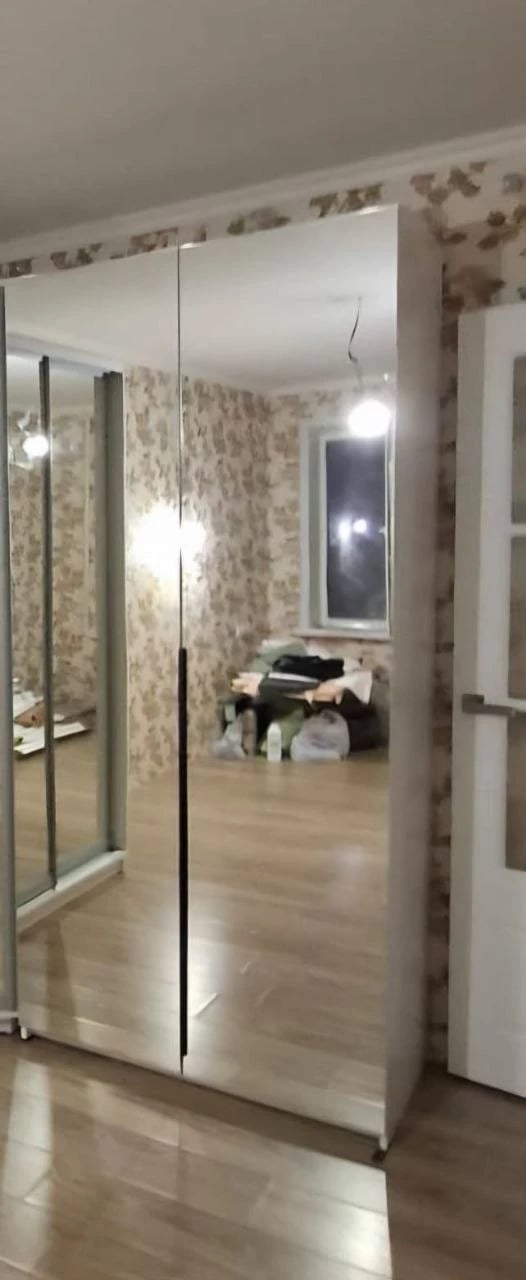 Распашные шкафы Е1 «Локер 2-х дверный (Распашной с зеркалом)» в интерьере покупателя