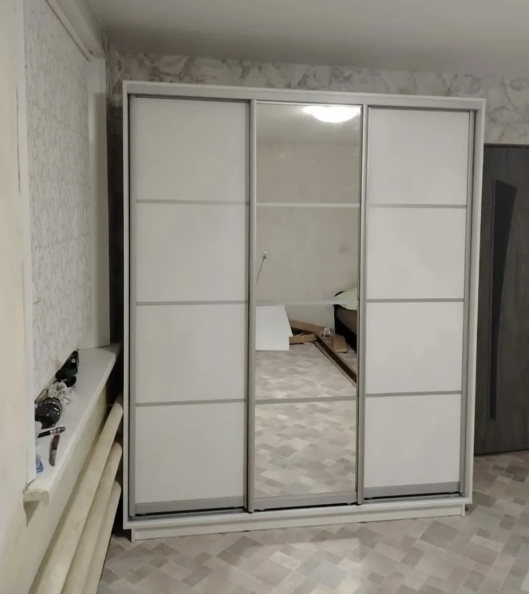 Шкафы-купе Е1 «Оптим 2-х дверный 1 секция (Зеркало)» в интерьере покупателя, фото 3